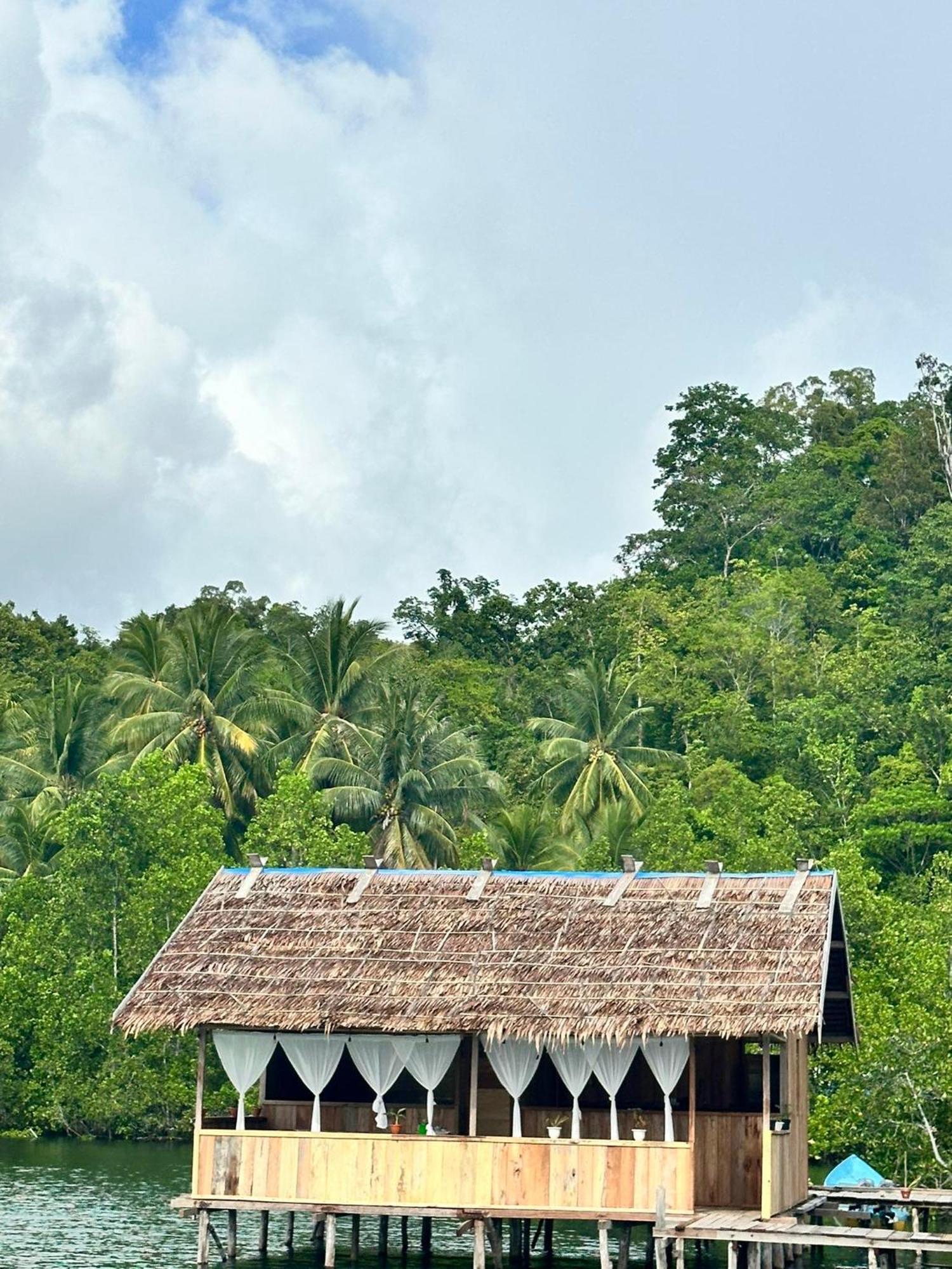 Nyanse Homestay - Raja Ampat Besir ภายนอก รูปภาพ