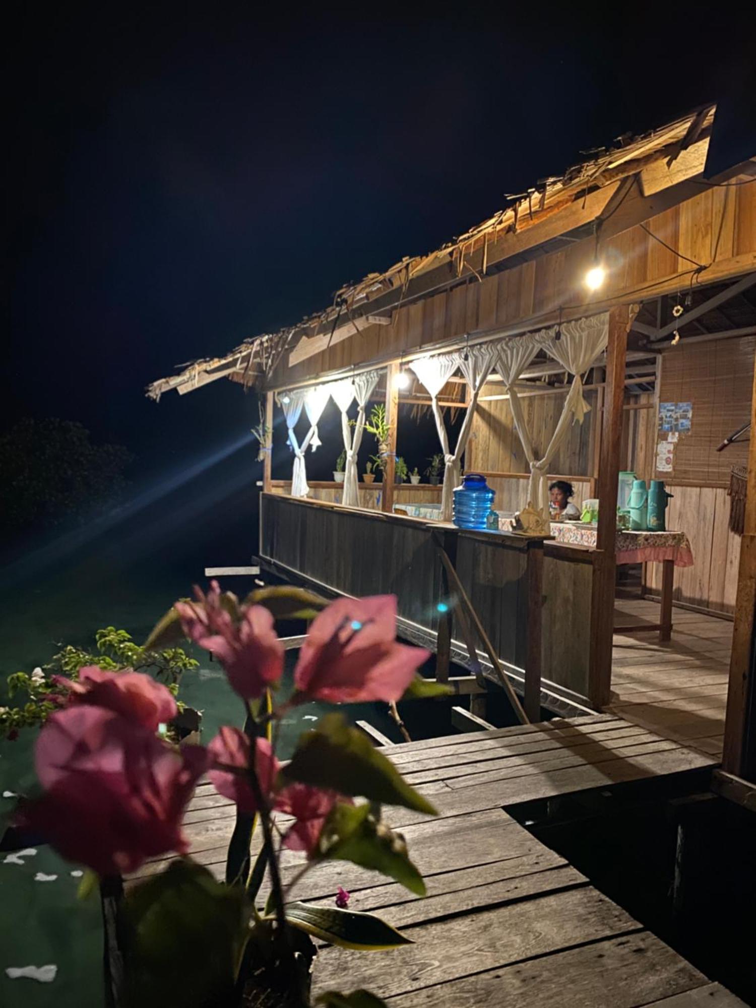 Nyanse Homestay - Raja Ampat Besir ภายนอก รูปภาพ